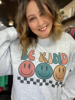 Be Kind Smiley Graphic Sweatshirt - Curvy+