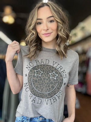 Open image in slideshow, No Bad Vibes Smiley Graphic Tee - Curvy+

